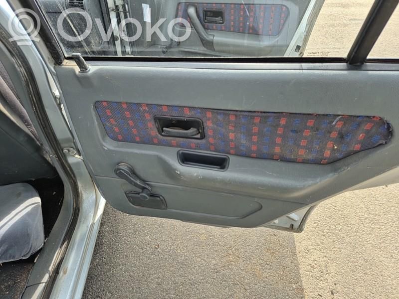 Renault Clio I Moldura del tarjetero de la puerta trasera 