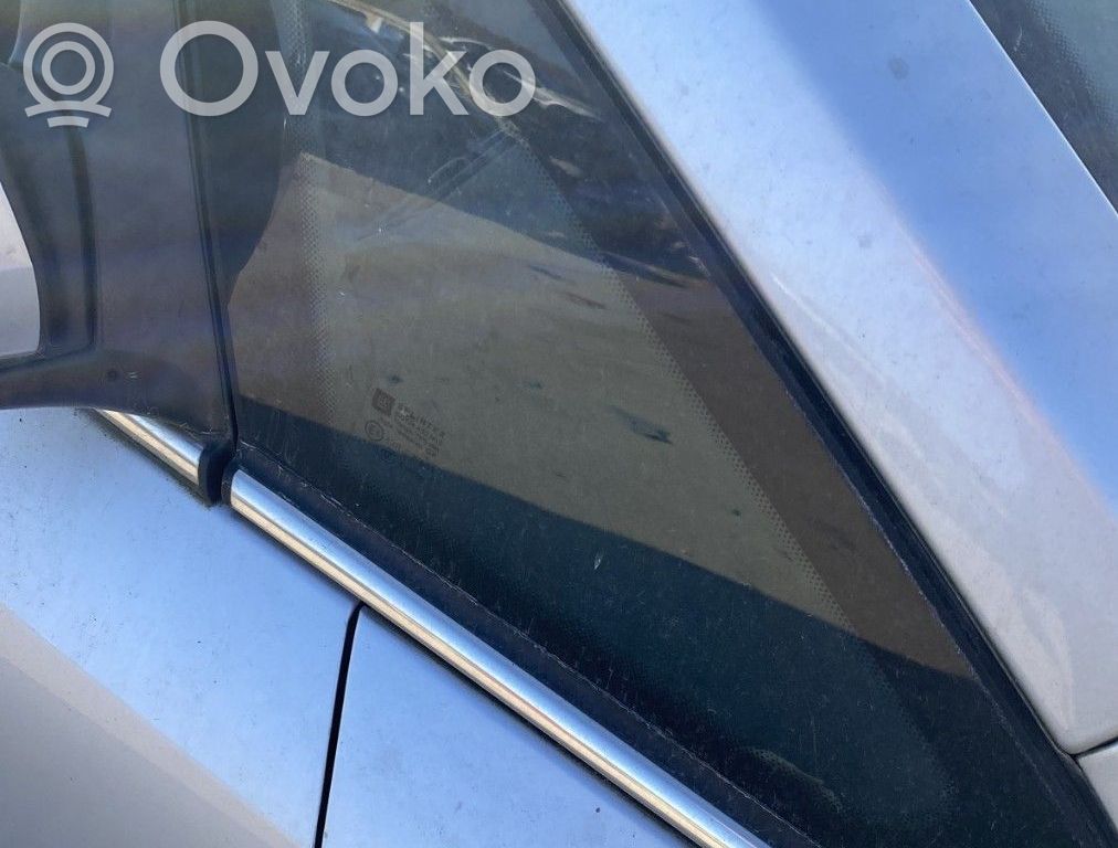 Opel Zafira B Szyba przednia karoseryjna trójkątna 