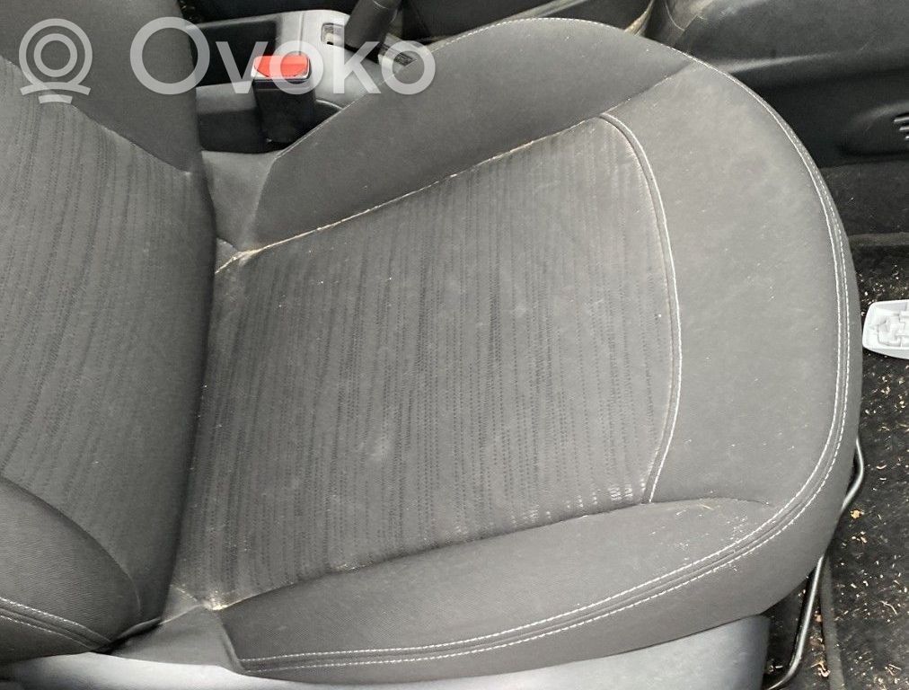 Peugeot 208 I Etumatkustajan istuin