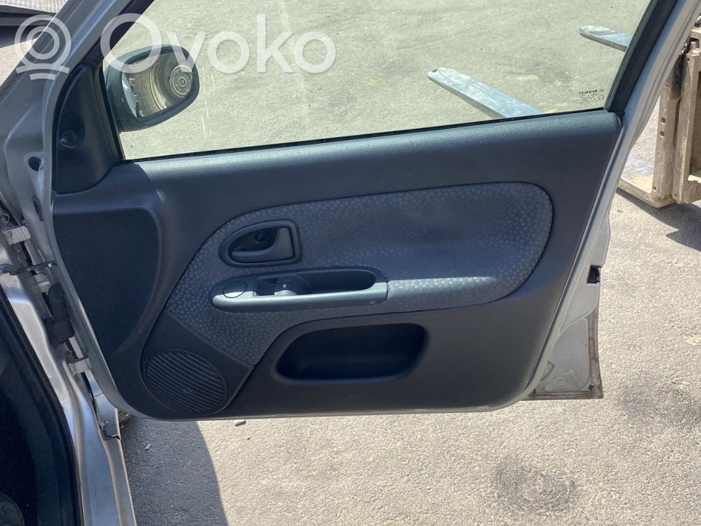 Renault Clio II Revestimiento de puerta delantera 