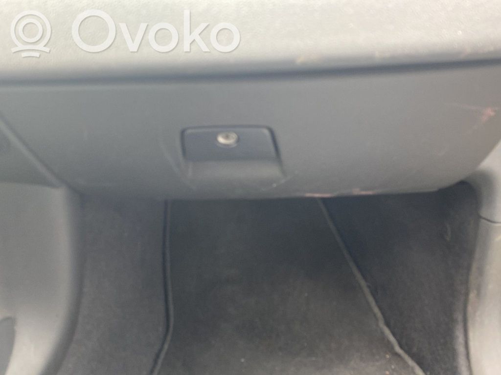 Volvo S40 Hansikaslokerosarja 