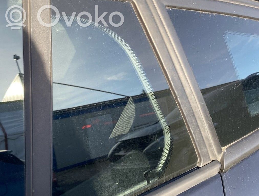Renault Megane III Ventanilla de ventilación de la puerta trasera 