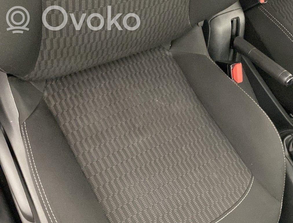Peugeot 208 I Etumatkustajan istuin 