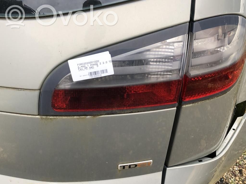 Tailgate rear/tail lights