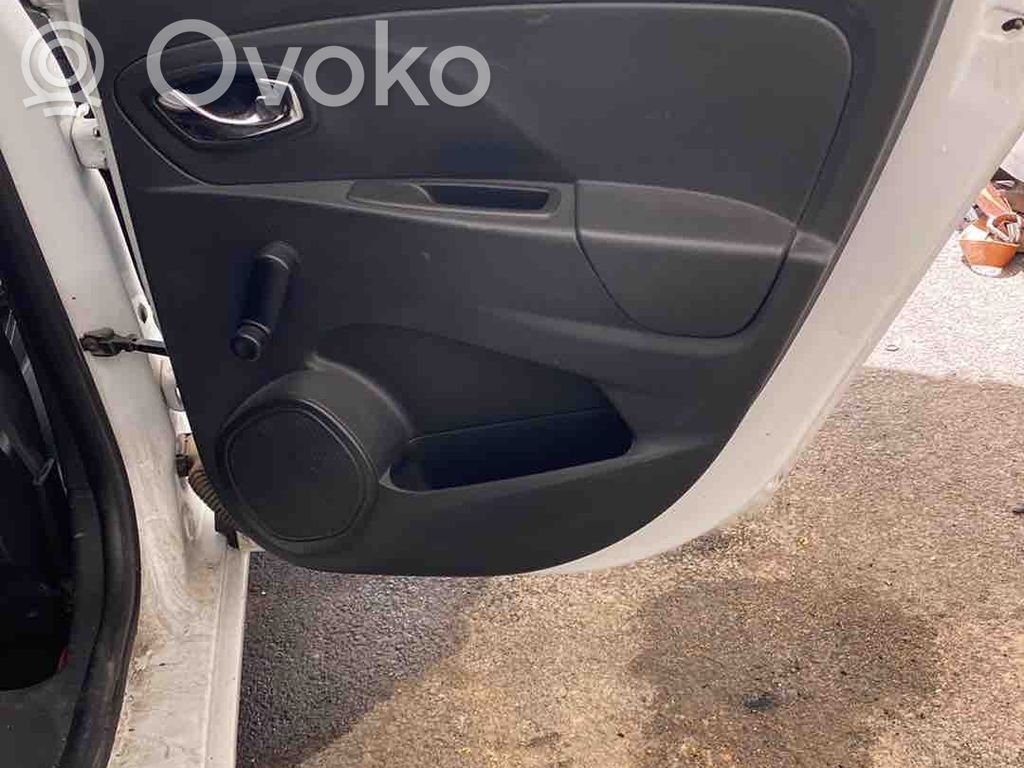 Renault Clio IV Takaoven verhoilu 