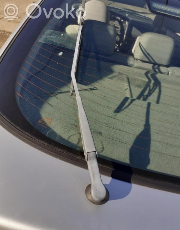 Nissan Primera Silniczek wycieraczki szyby tylnej 