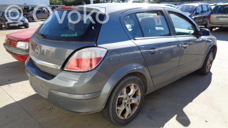 Opel Astra H Takaoven lukko 