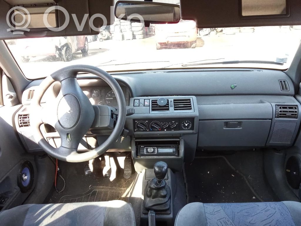 Renault Clio I Kojelauta 