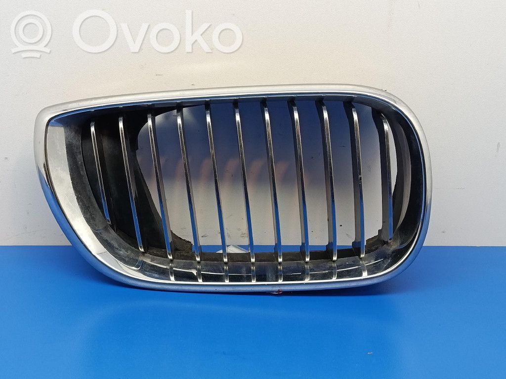 BMW X3 E83 Grotelės priekinės 