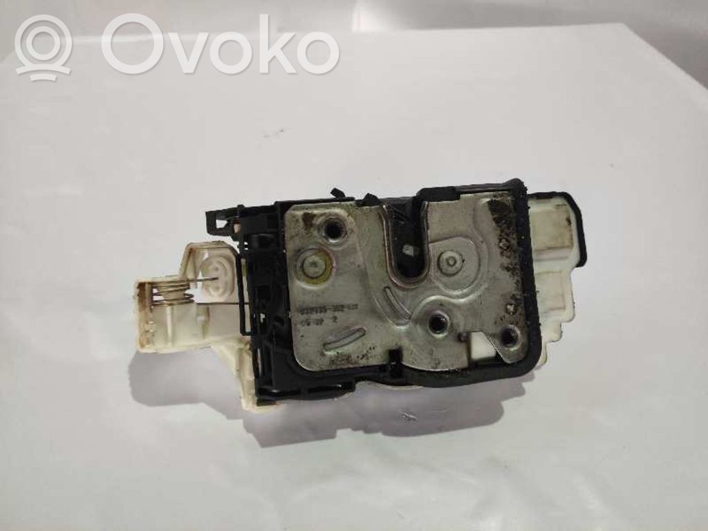 Volvo V40 Zamek drzwi tylnych 