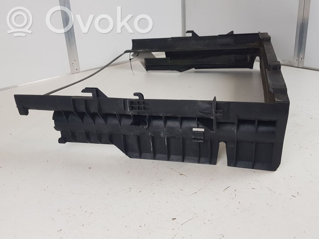Radiator trim   7507970