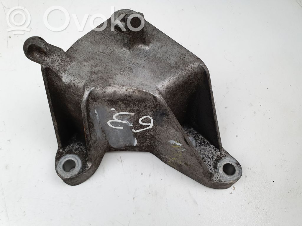 Opel Insignia A Engine mounting bracket 