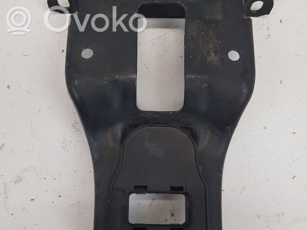 BMW 1 E82 E88 Kita variklio skyriaus detalė 