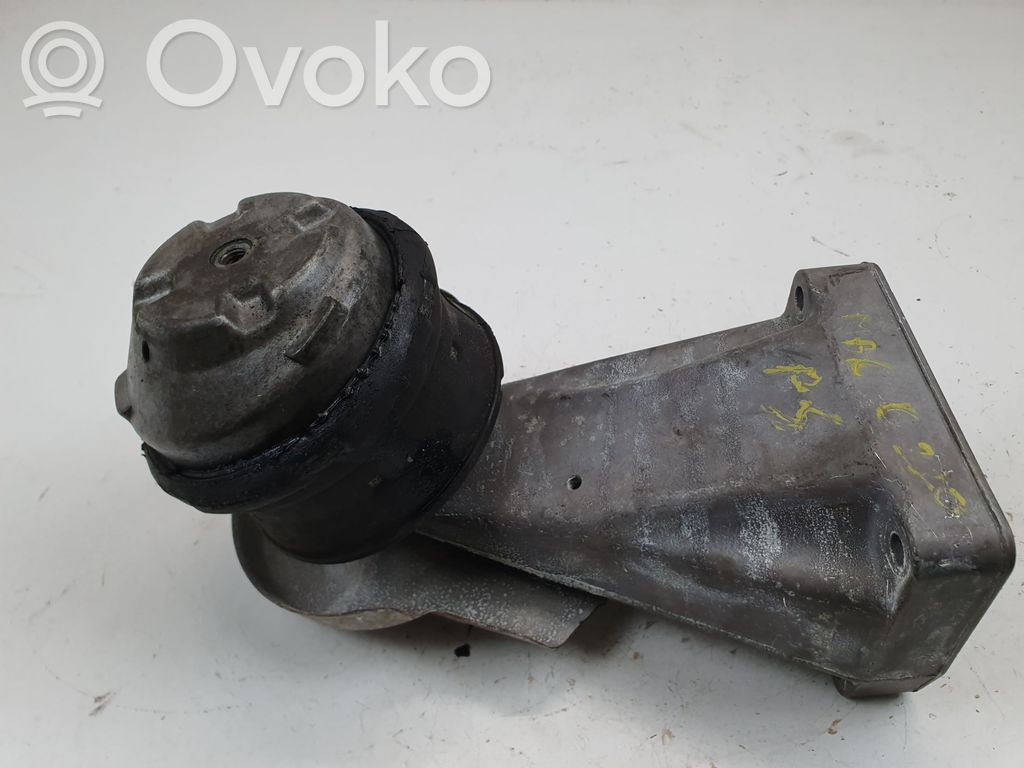 Mercedes-Benz C W203 Engine mounting bracket 