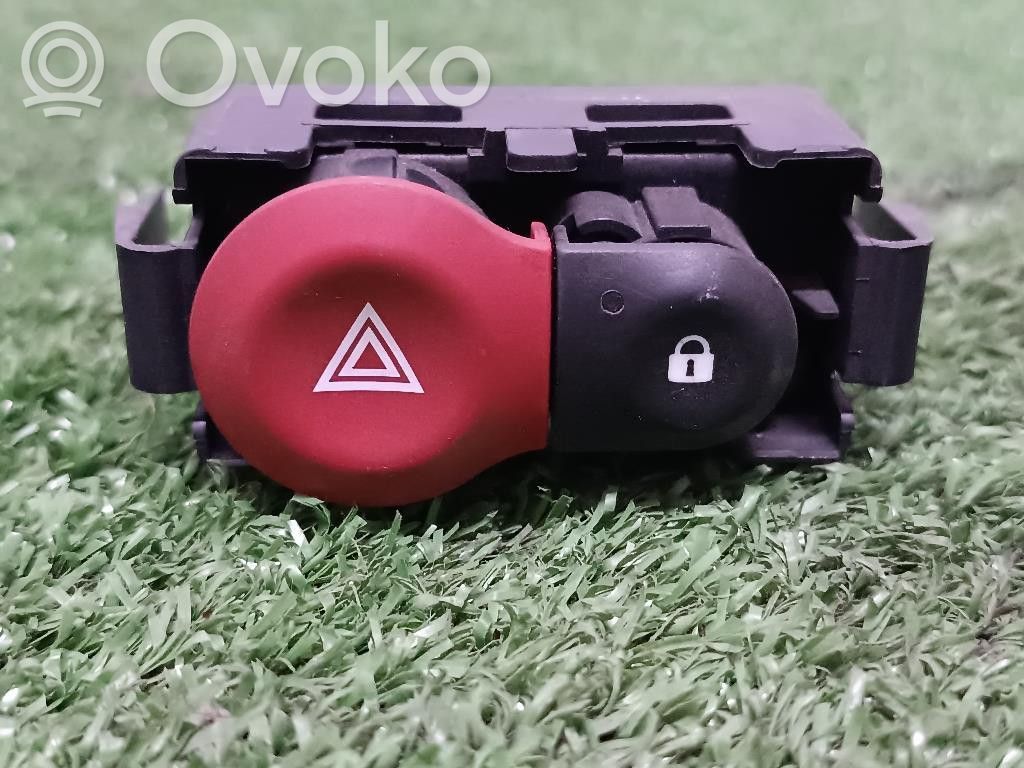Renault Clio III Включатель аварийных фонарей 