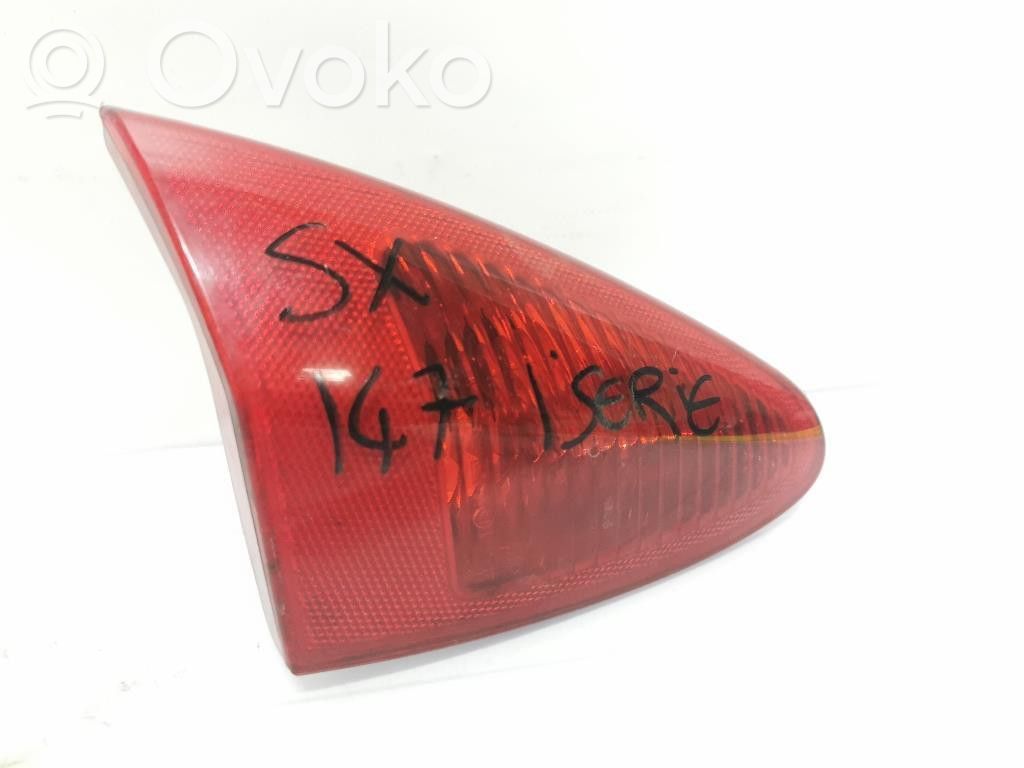 Alfa Romeo 147 Galinis žibintas dangtyje 