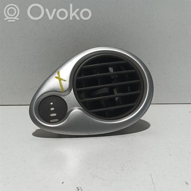 Renault Clio III Moldura protectora de la rejilla de ventilación lateral del panel 