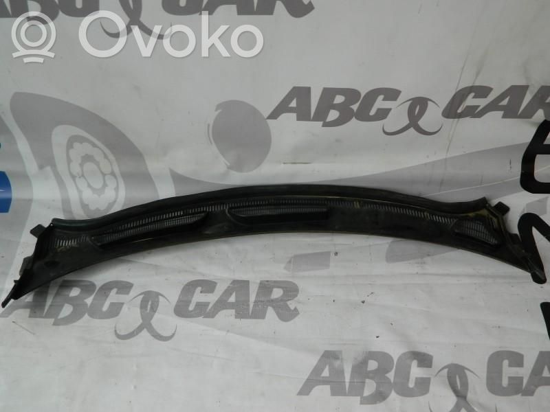 Front grill   8A618200B