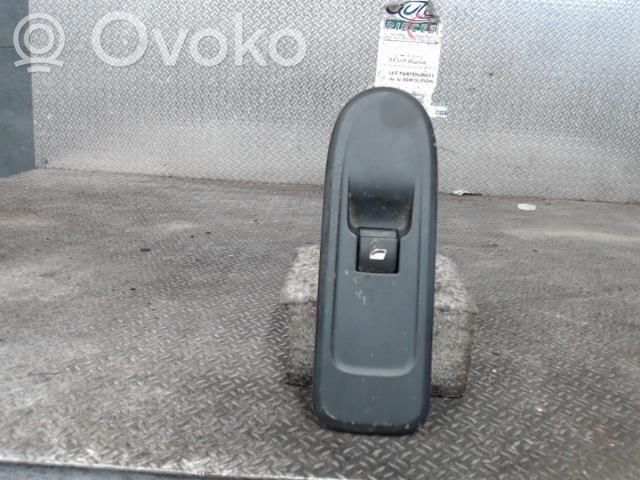 Electric window control switch   6490Y8
