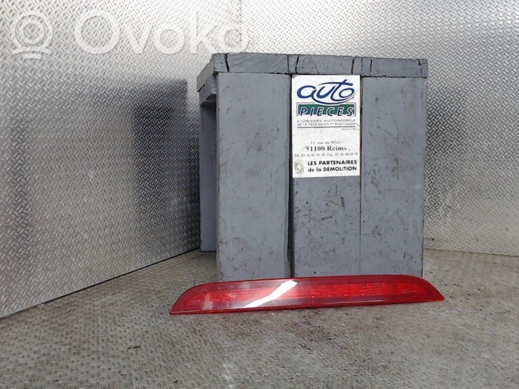 Third/center stoplight   D65151580B