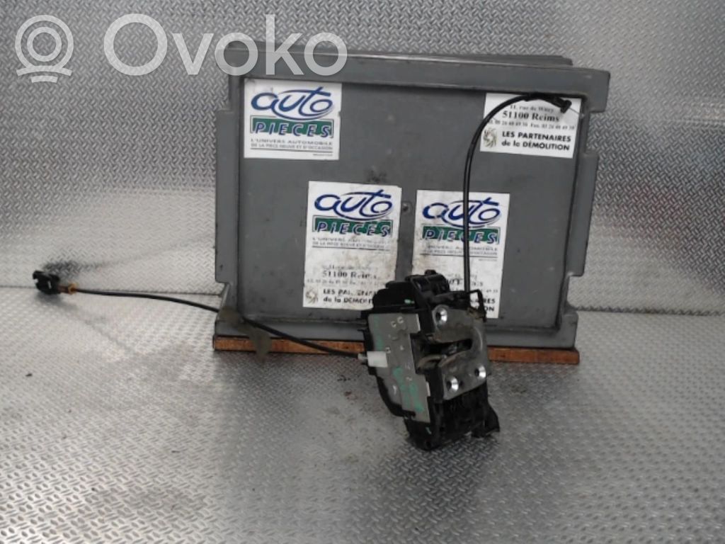 Priekšpusē slēdzene   8200219247