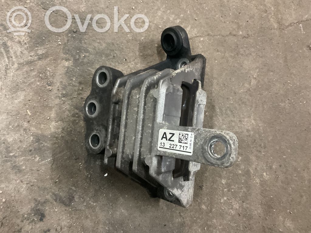 Opel Insignia A Engine mount bracket 
