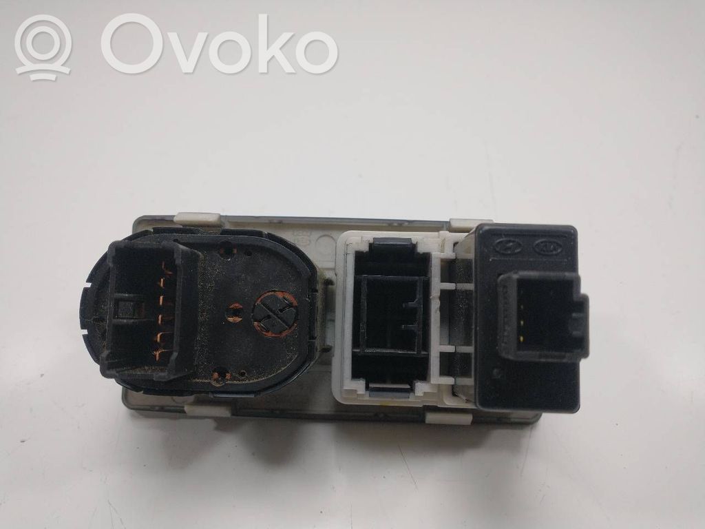Light switch   Y08C