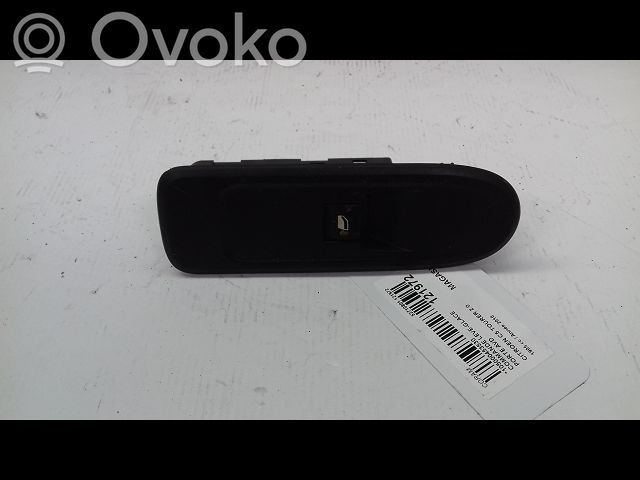 Electric window control switch   6490Y8