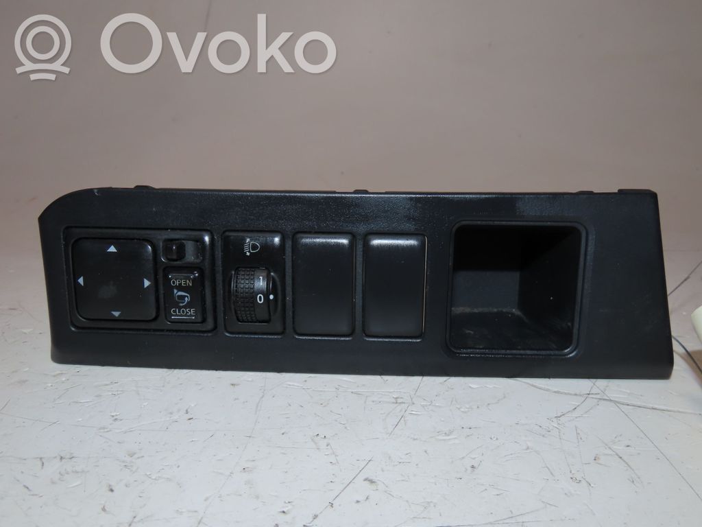 Wing mirror switch   25570AX000