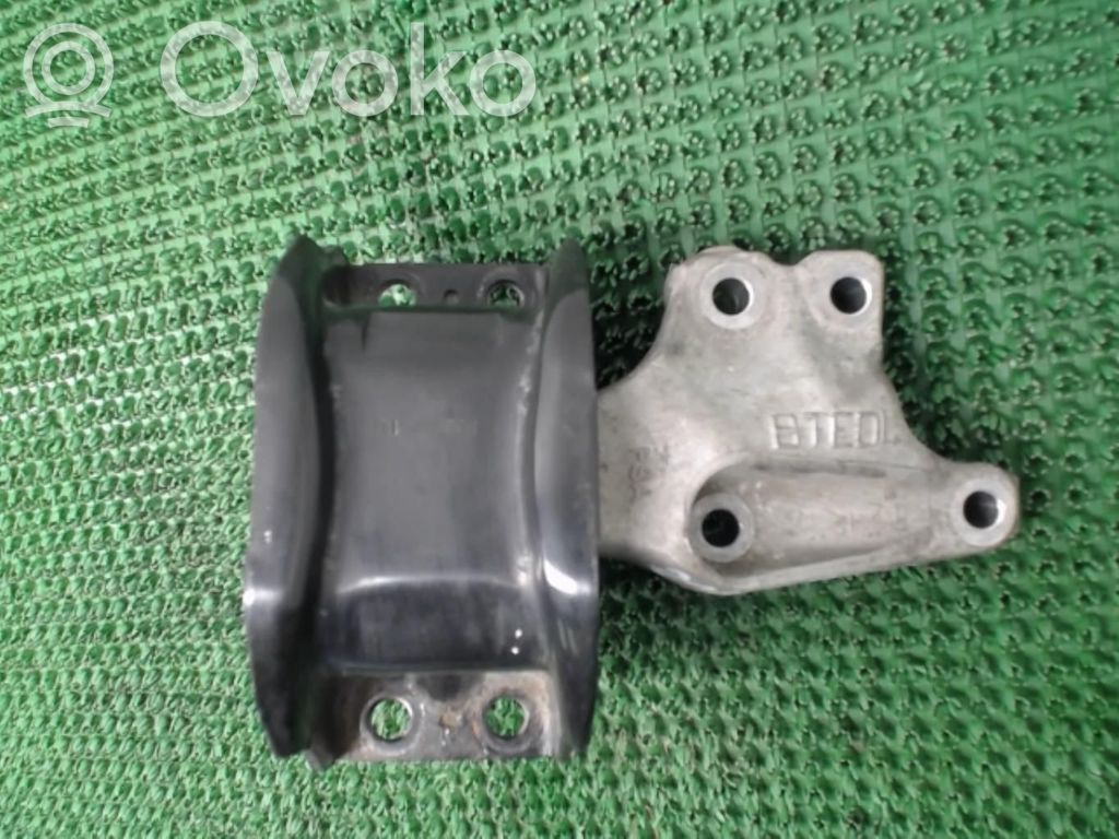 Peugeot 3008 I Engine mount bracket 