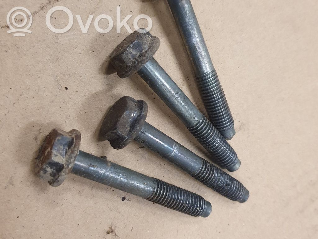 Volkswagen Golf III Aizmugurējā reduktora stiprinājums 