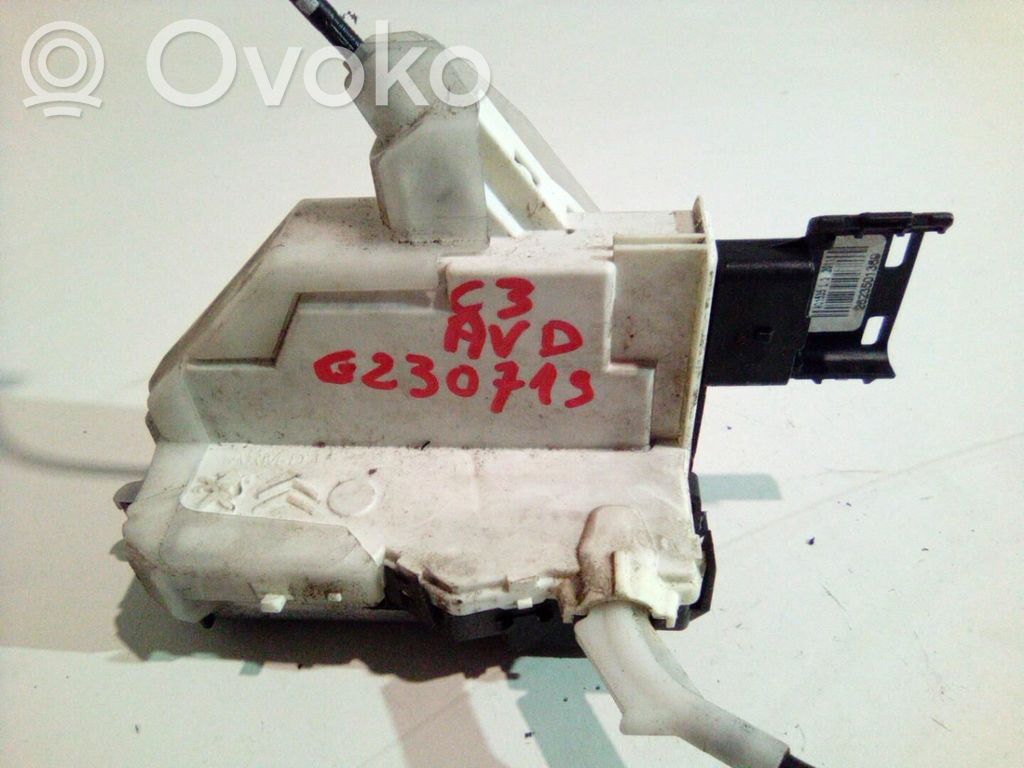 Priekšpusē slēdzene   9800624680