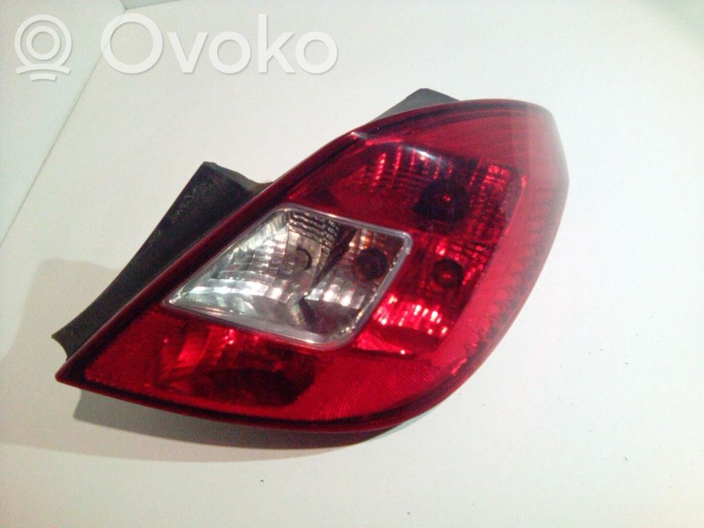 Opel Corsa D Aizmugurējais lukturis virsbūvē 