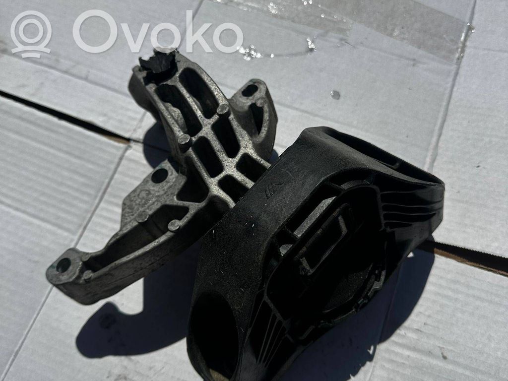 Dacia Sandero II Engine mount bracket 