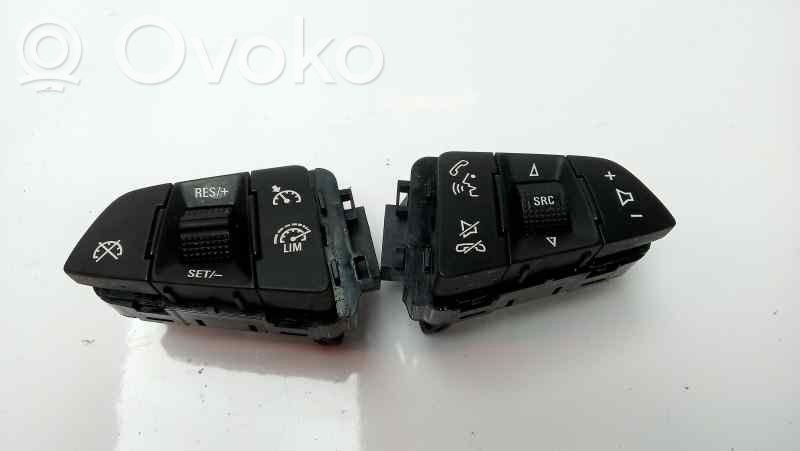 Opel Astra J Boutons / interrupteurs volant 