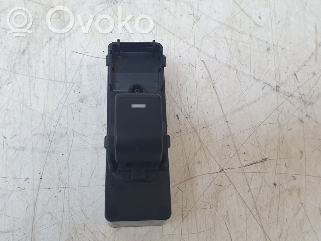 Electric window control switch   GMM666380A