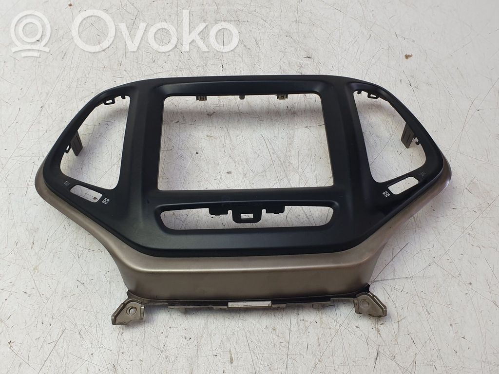 Jeep Cherokee KL Osłona tylnej klapy 