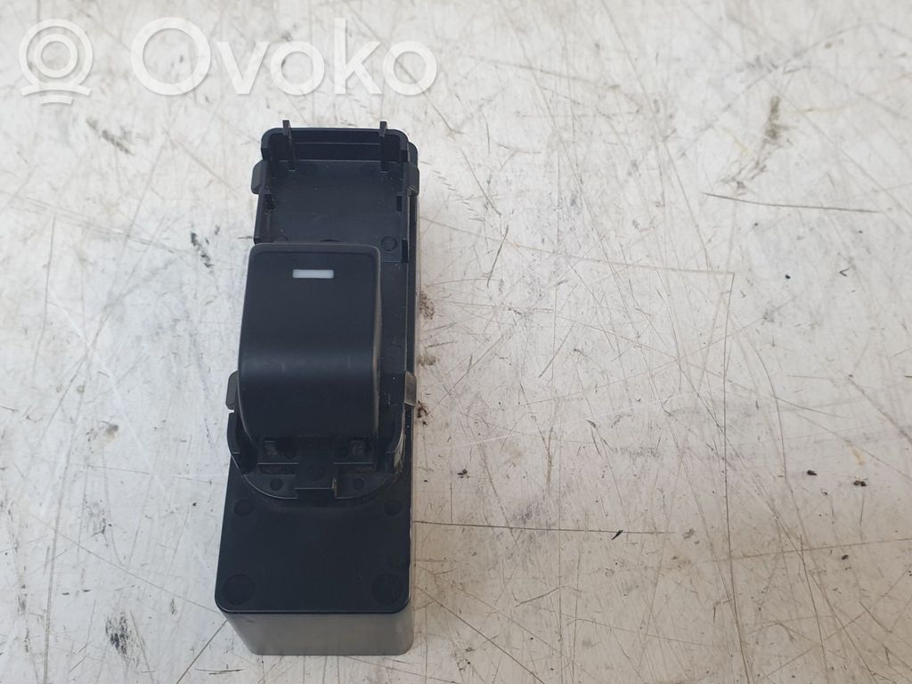 Electric window control switch   GMM666380A