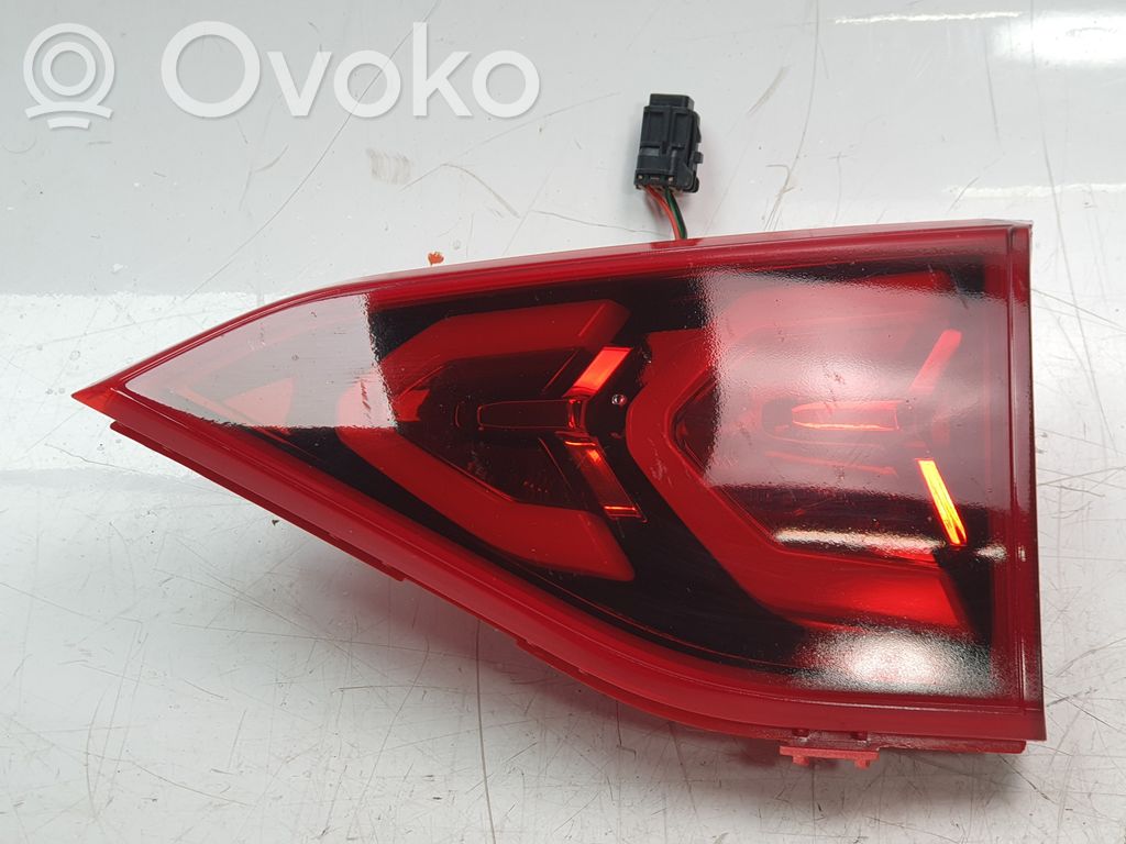 Lampy tylnej klapy bagażnika   8360437001