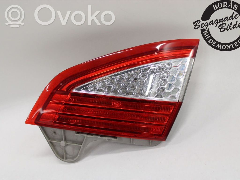 Ford Mondeo MK IV Aizmugurējais lukturis pārsegā 
