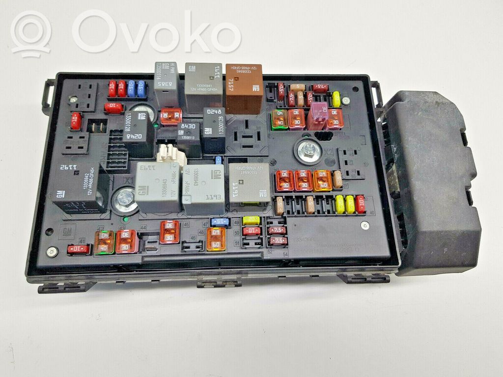 Opel Astra J Saugiklių blokas 