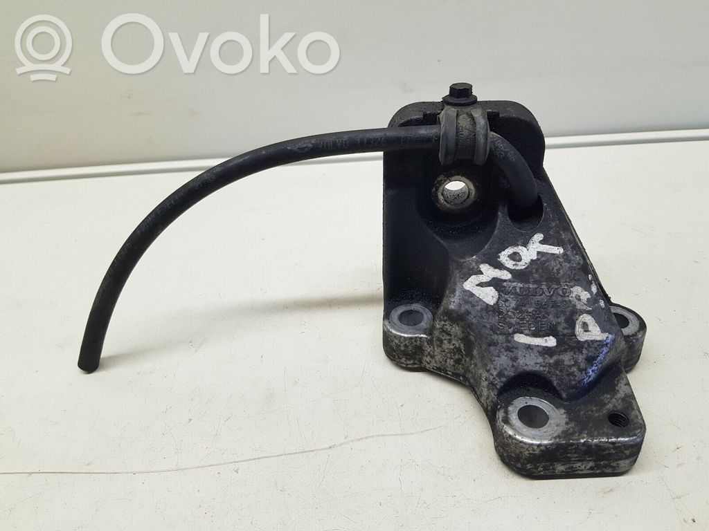 Volvo XC70 Engine mounting bracket 