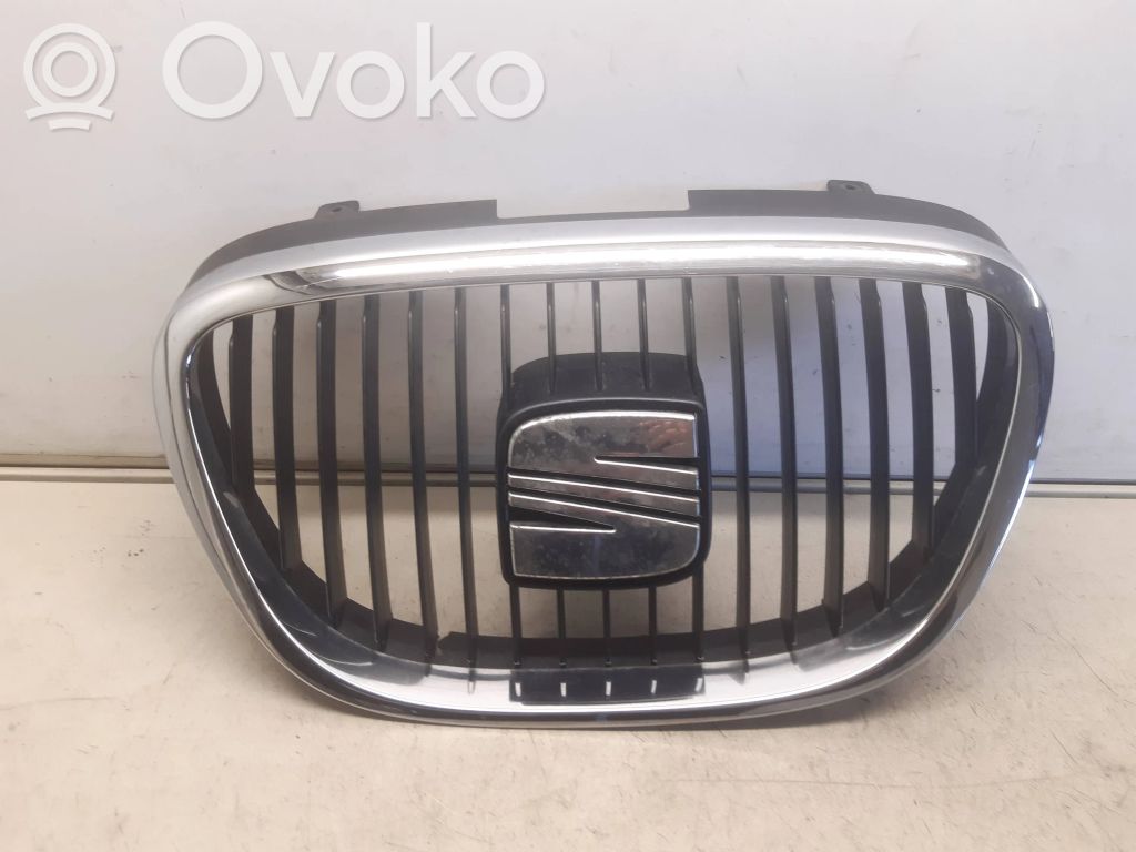 Seat Leon (1P) Front bumper upper radiator grill 