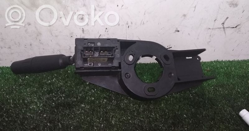 Peugeot 106 Pyyhkimen nopeuden kytkin 