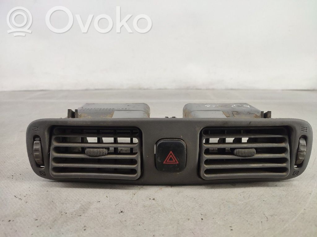 Toyota Corolla E90 Центральная воздушная решётка 