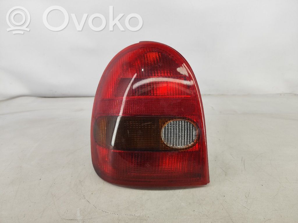 Opel Corsa B Aizmugurējais lukturis pārsegā 