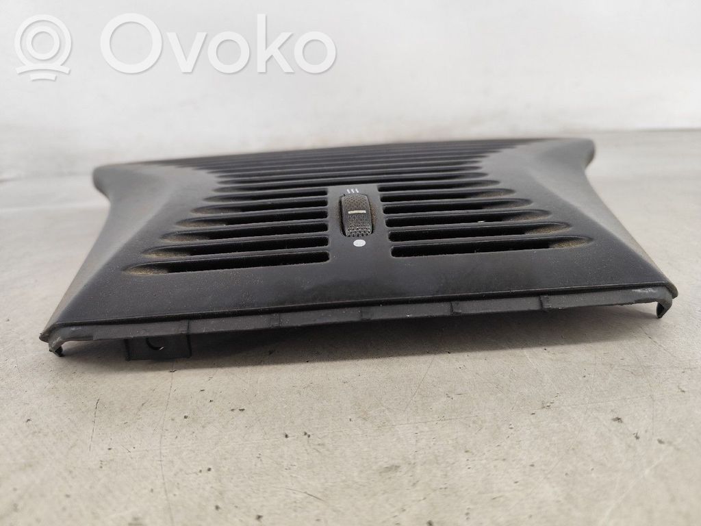Grille d'aération centrale