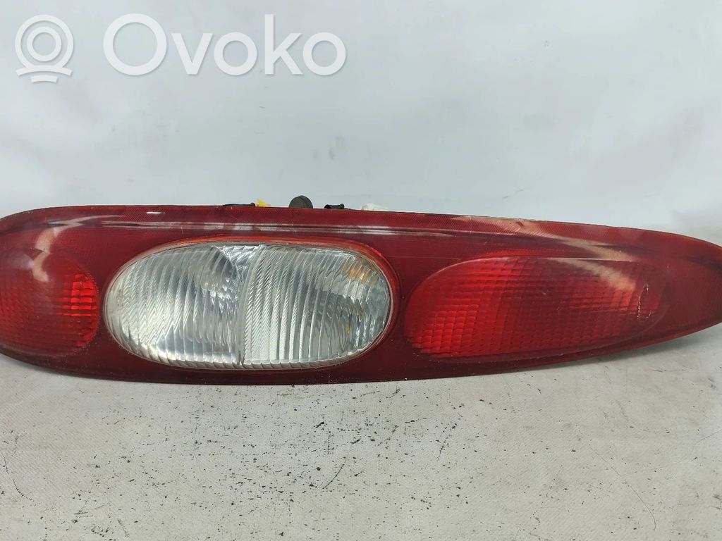 Aizmugurējais lukturis pārsegā   0K9D051140