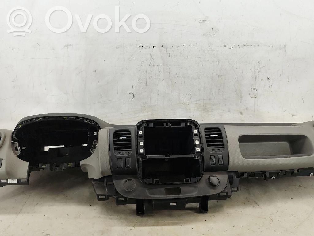 Renault Trafic III (X82) Deska rozdzielcza