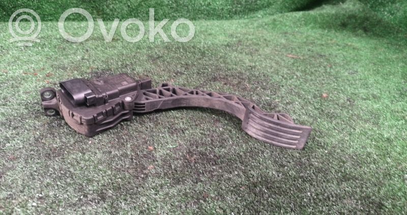 Accelerator throttle pedal